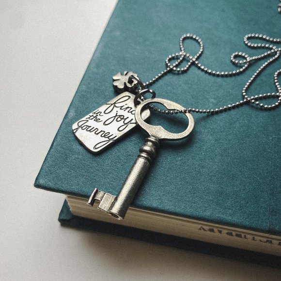 Origami Owl Find Joy in the Journey Quote Key Clover Silver Charm Chain Necklace - Picture 7 of 12
